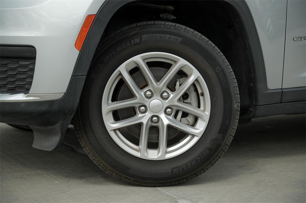 2023 Jeep Grand Cherokee Laredo photo 2