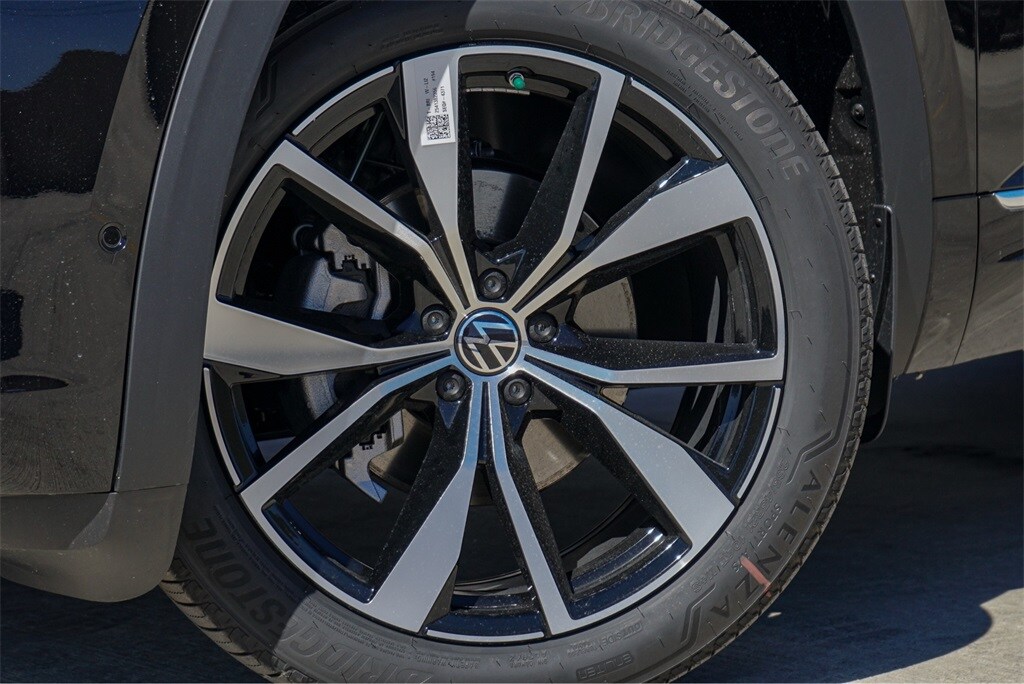 2026 Volkswagen Atlas Cross Sport SEL Premium R-Line photo 2