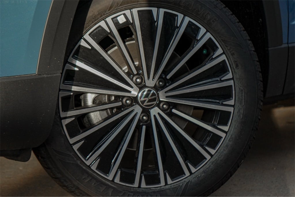 New 2025 Volkswagen Taos 1.5T SE SUV
