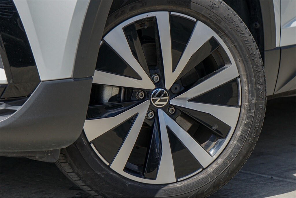 2022 Volkswagen Taos SE photo 2