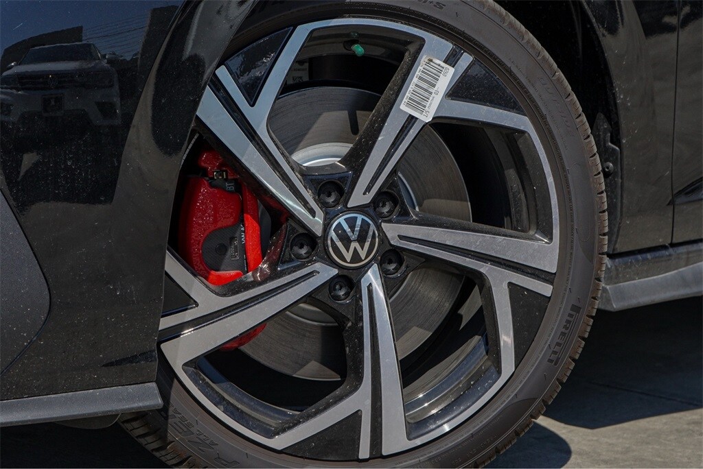 2025 Volkswagen Golf GTI SE photo 2