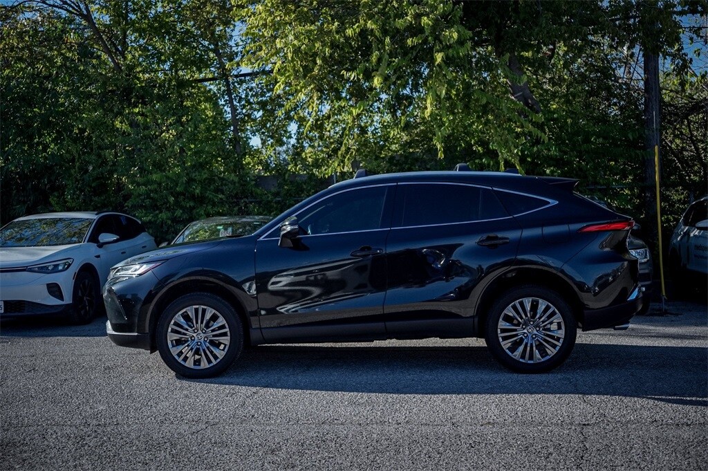 2024 Toyota Venza LE photo 2