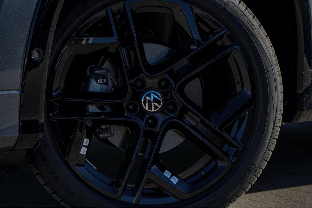 2026 Volkswagen Tiguan SE R-Line Black photo 2