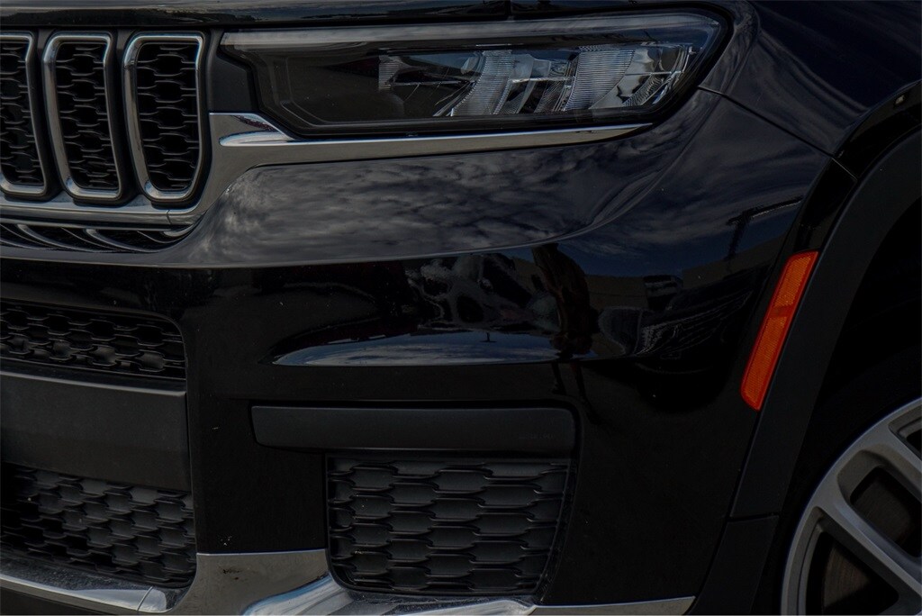 2023 Jeep Grand Cherokee Laredo photo 2
