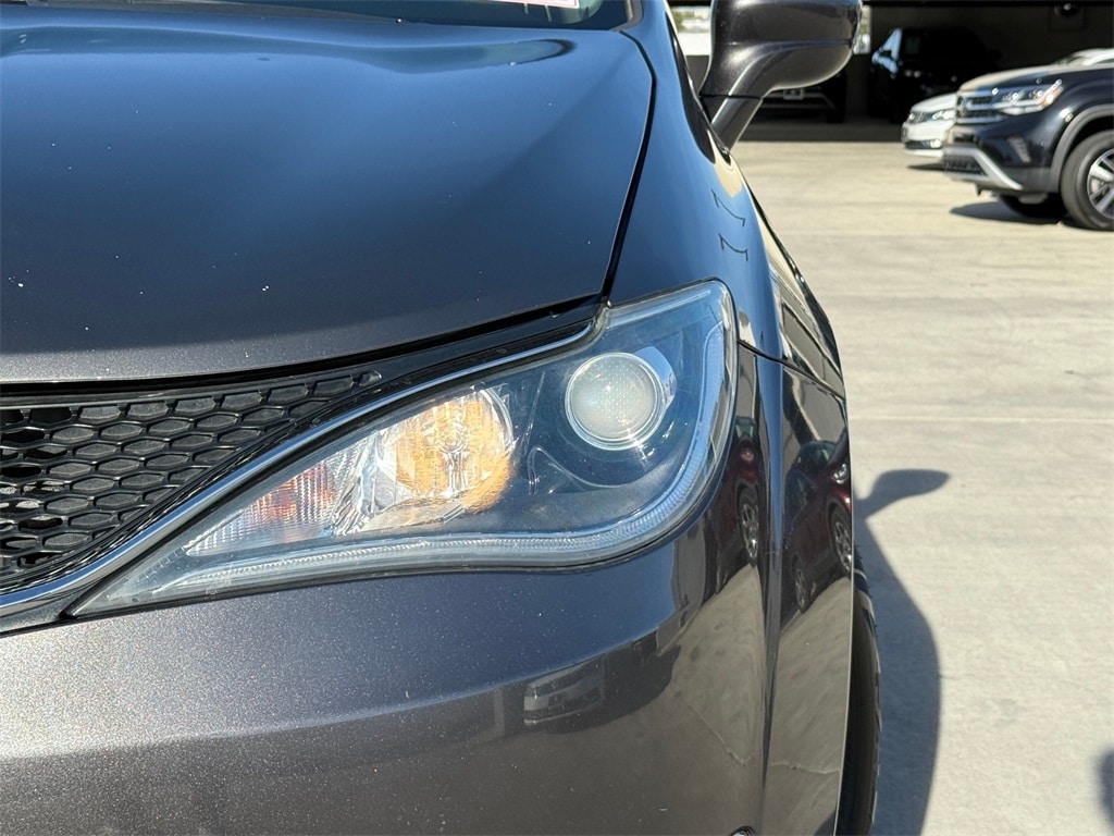 Used 2017 Chrysler Pacifica Touring L Plus Minivan/Van