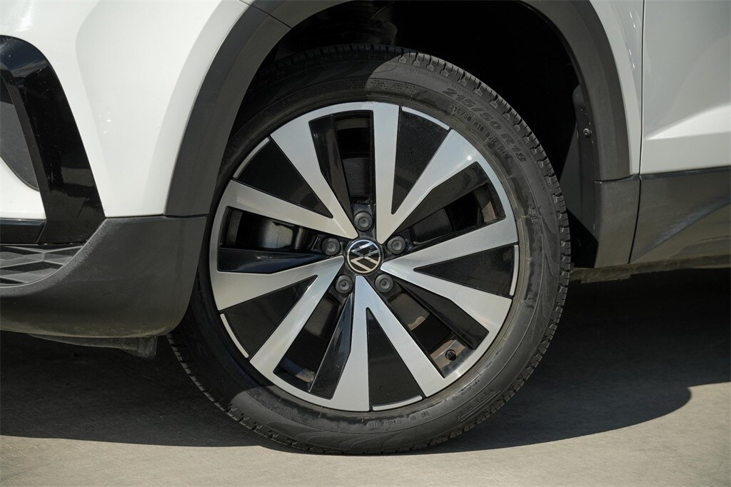 2022 Volkswagen Taos SE photo 2