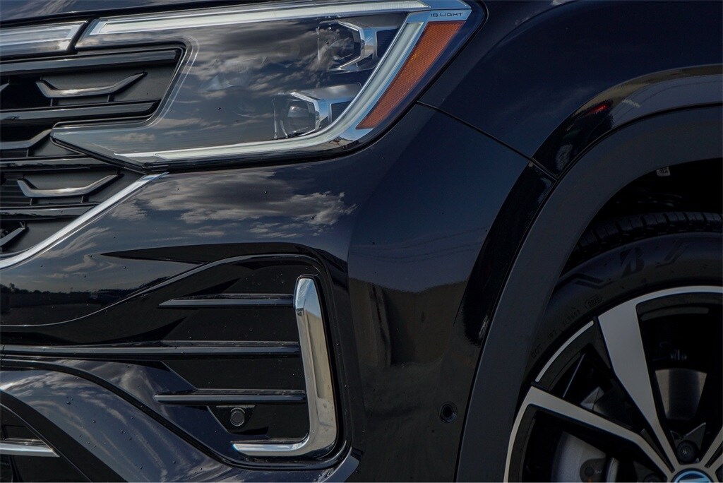 2026 Volkswagen Atlas Cross Sport SEL Premium R-Line photo 2