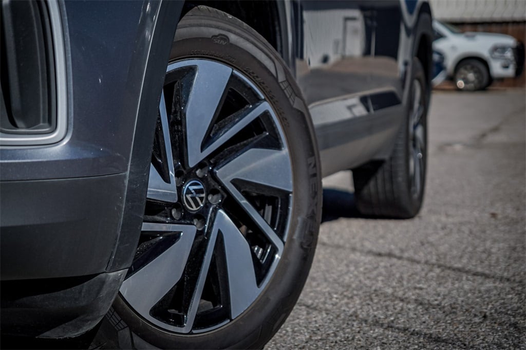 Used 2025 Volkswagen Atlas 2.0T SE w/Technology SUV