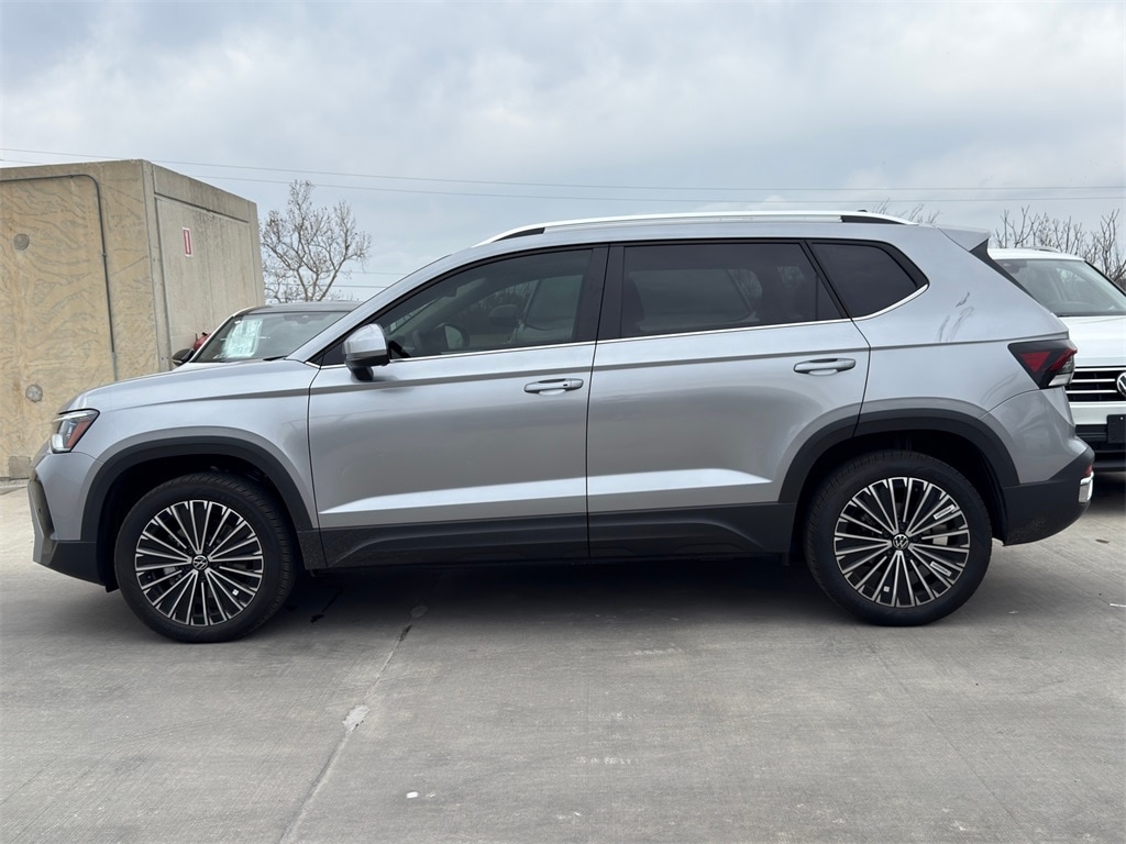 New 2025 Volkswagen Taos 1.5T SE SUV