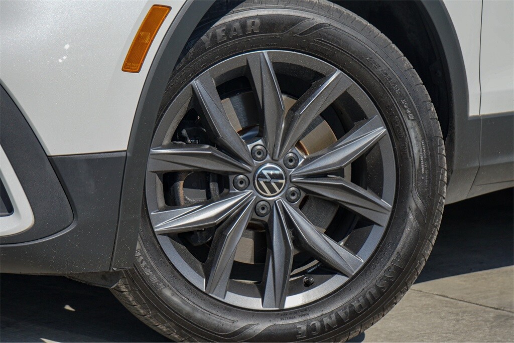 2023 Volkswagen Tiguan SE photo 2