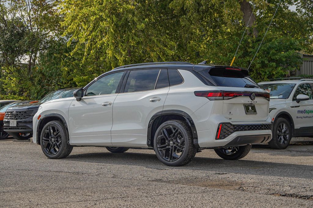2026 Volkswagen Tiguan SE R-LINE BLACK