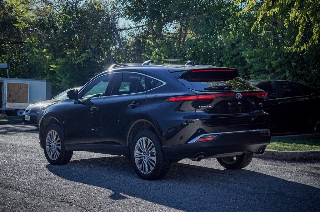 2024 Toyota Venza LE photo 3