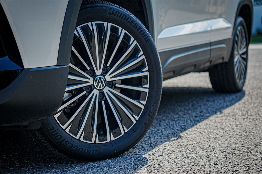 New 2025 Volkswagen Taos 1.5T SE SUV