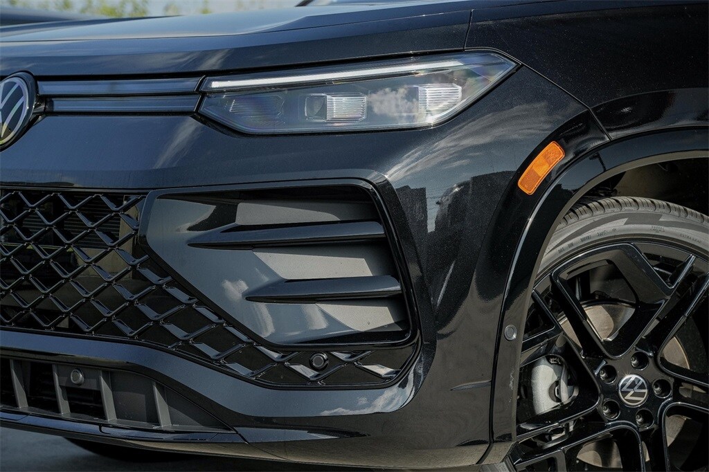 2026 Volkswagen Tiguan SE R-Line Black photo 2