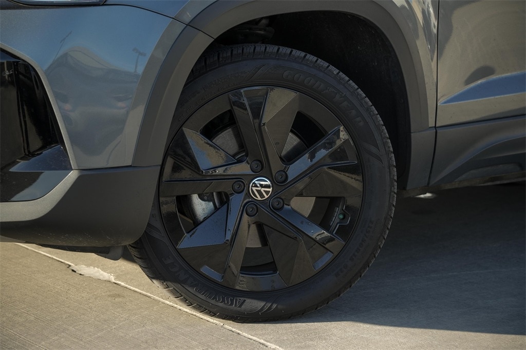 New 2025 Volkswagen Taos 1.5T SE SUV