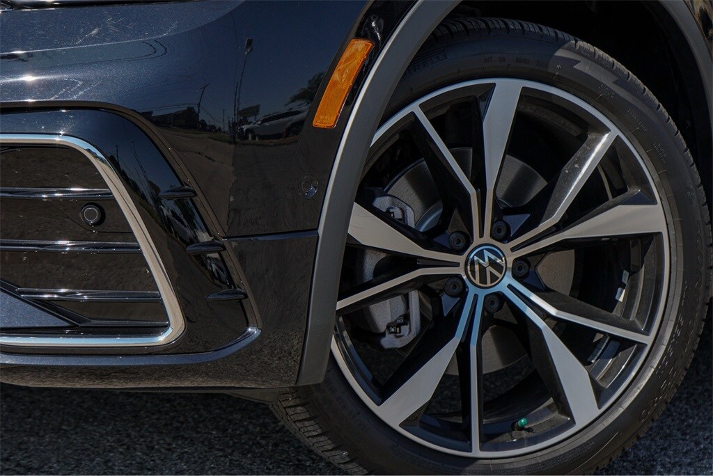 2024 Volkswagen Tiguan SEL R-Line Black photo 2