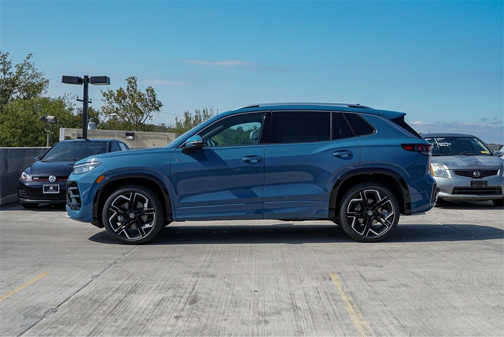 2026 Volkswagen Tiguan SEL R-Line photo 4