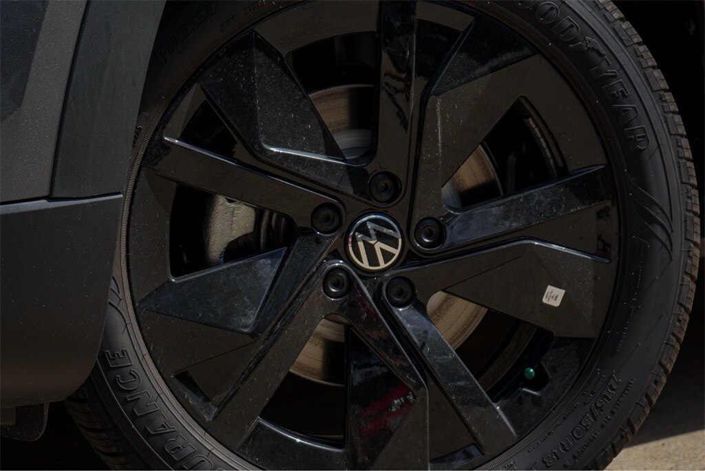 New 2025 Volkswagen Taos 1.5T SE SUV