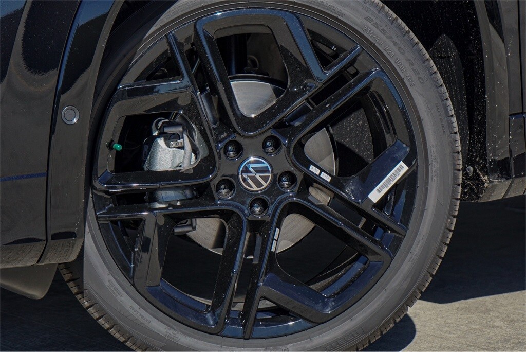 2026 Volkswagen Tiguan SE R-Line Black photo 2