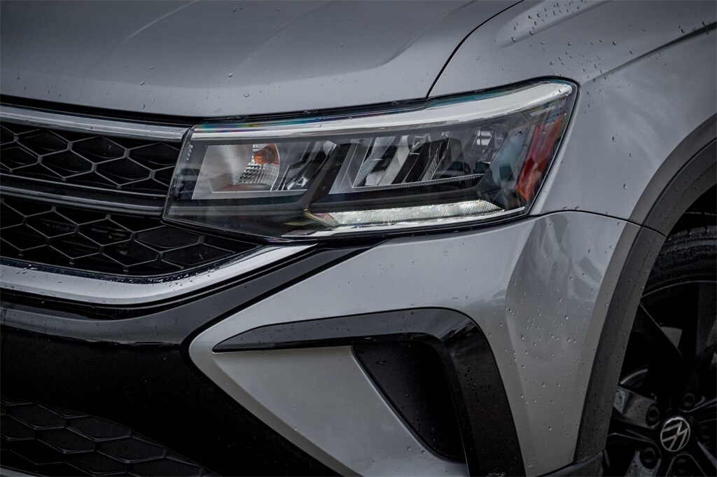 2023 Volkswagen Taos SE photo 3