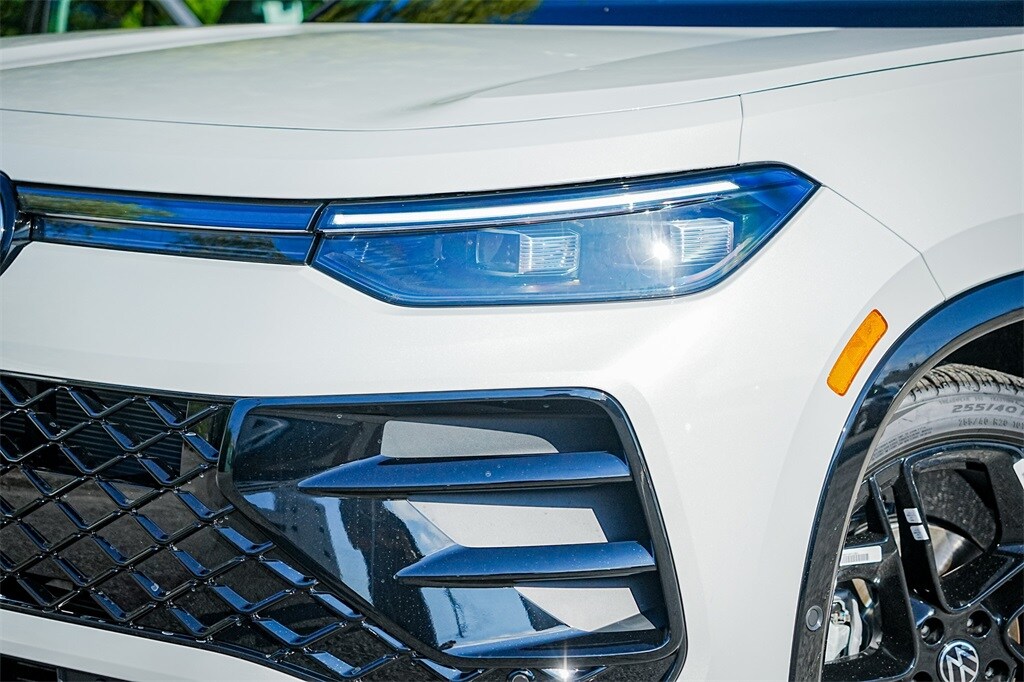 2026 Volkswagen Tiguan SE R-Line Black photo 2