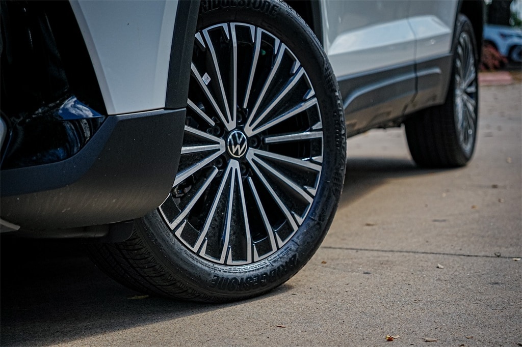 New 2025 Volkswagen Taos 1.5T SE SUV