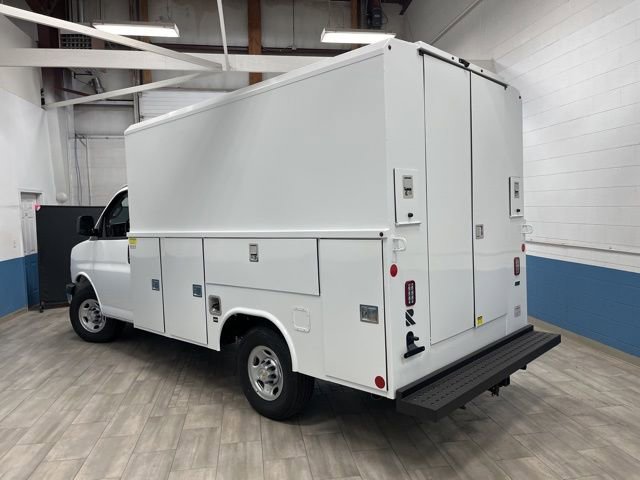 2025 Chevrolet Express Cutaway 3500 photo 3