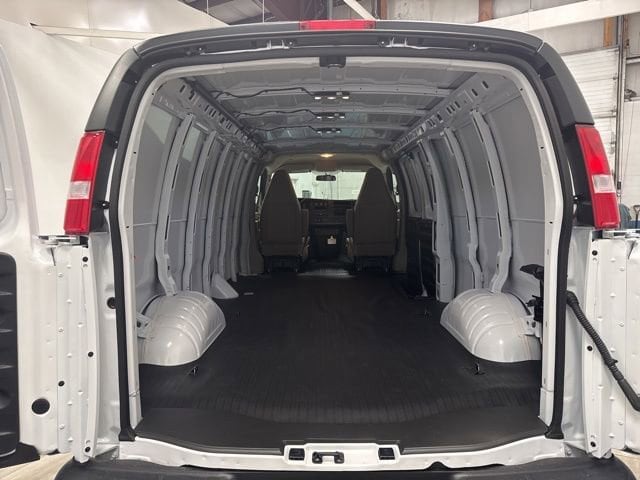 2026 Chevrolet Express Cargo Work Van - Photo 6