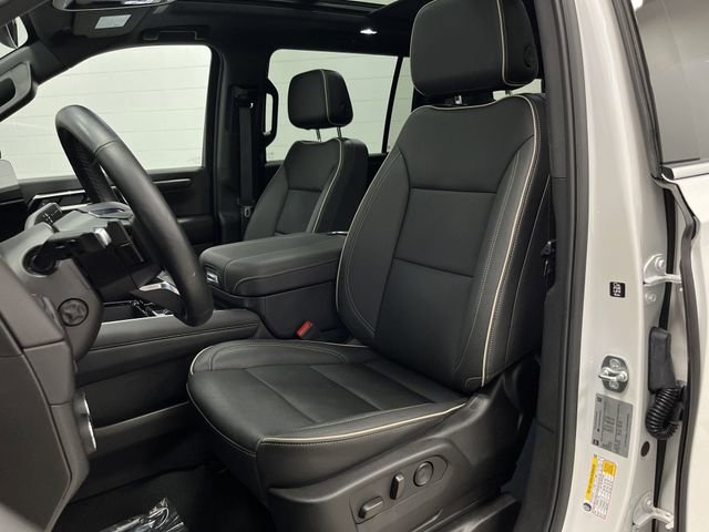 2025 Chevrolet Suburban Premier photo 3