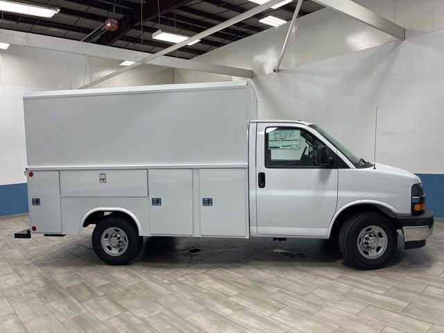 2025 Chevrolet Express Cutaway 3500 photo 2