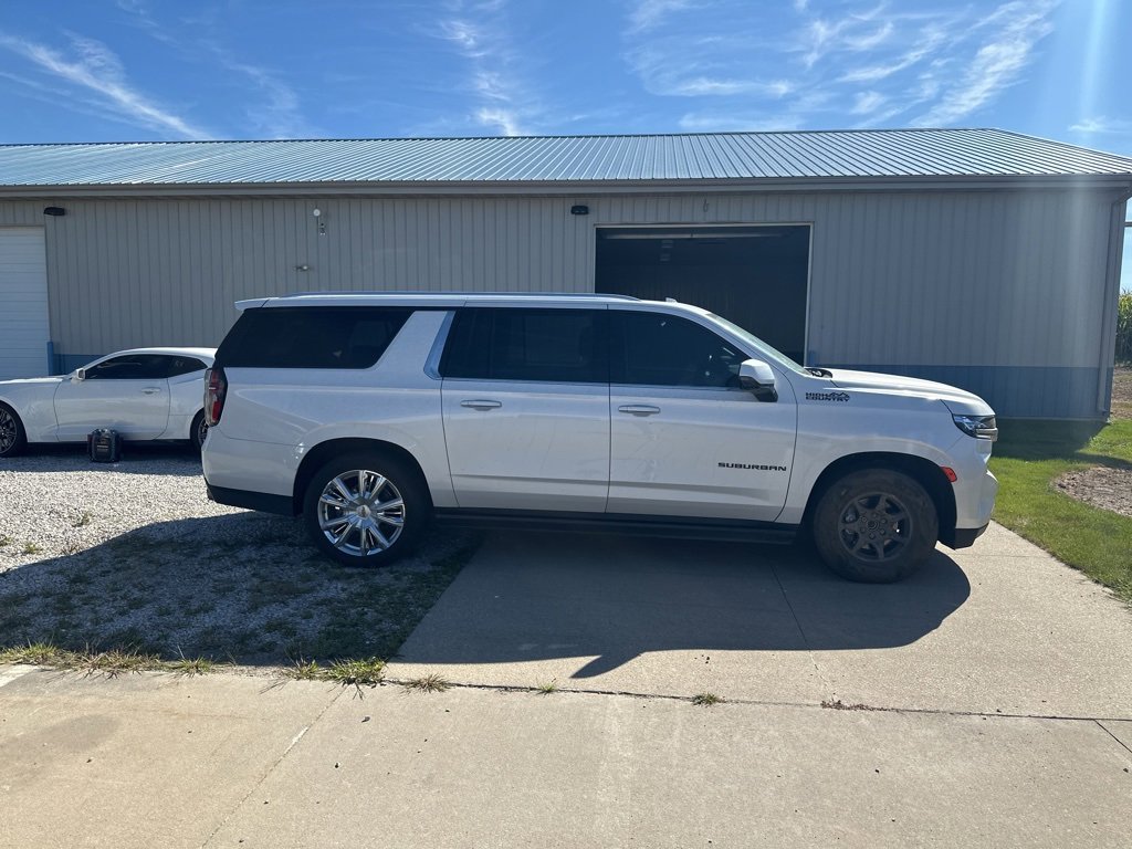 Used 2021 Chevrolet Suburban High Country with VIN 1GNSKGKL6MR366122 for sale in Newhall, IA