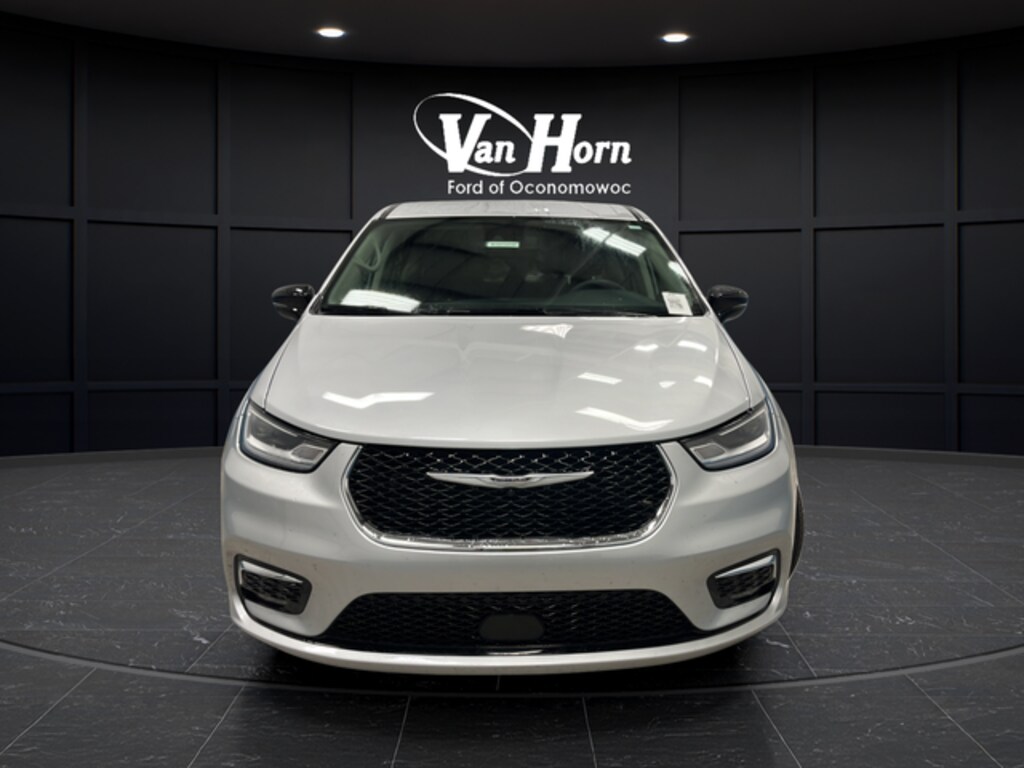 Used 2024 Chrysler Pacifica Touring L Minivan/Van