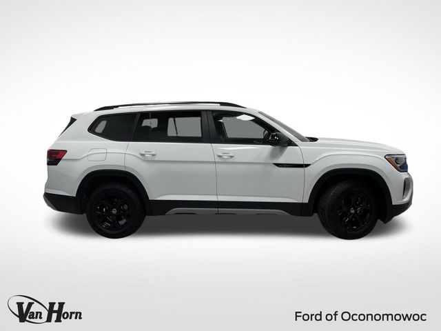 Used 2024 Volkswagen Atlas Atlas Peak Edition with VIN 1V2CR2CA6RC598933 for sale in Oconomowoc, WI