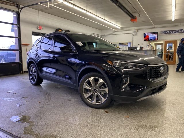 2023 Ford Escape Platinum's photo