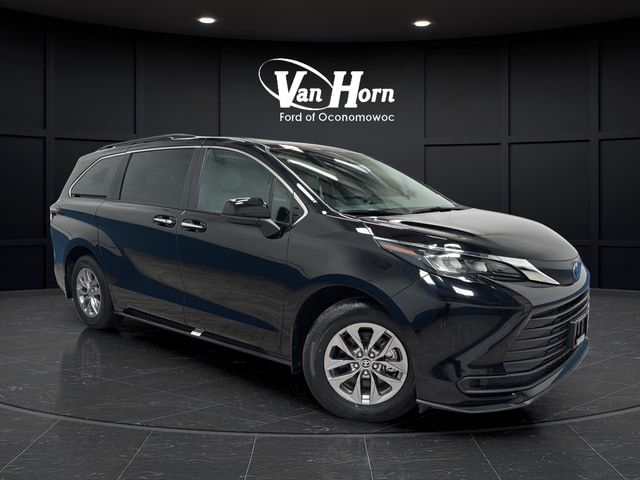 2025 Toyota Sienna XLE 8-Passenger's photo