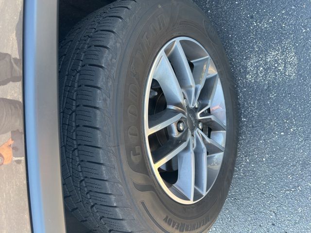 2020 Jeep Grand Cherokee Limited photo 2