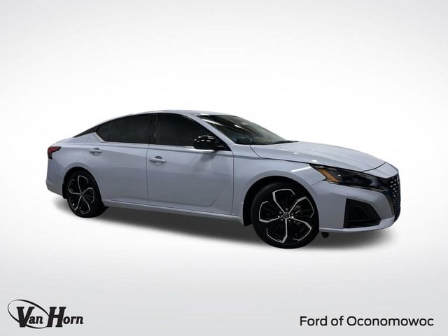 2024 Nissan Altima SR's photo