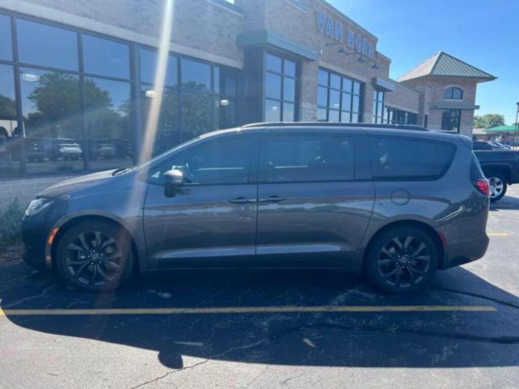 Used 2019 Chrysler Pacifica Limited Minivan/Van