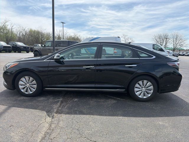 Used 2016 Hyundai Sonata Hybrid Base with VIN KMHE24L11GA016381 for sale in Oconomowoc, WI