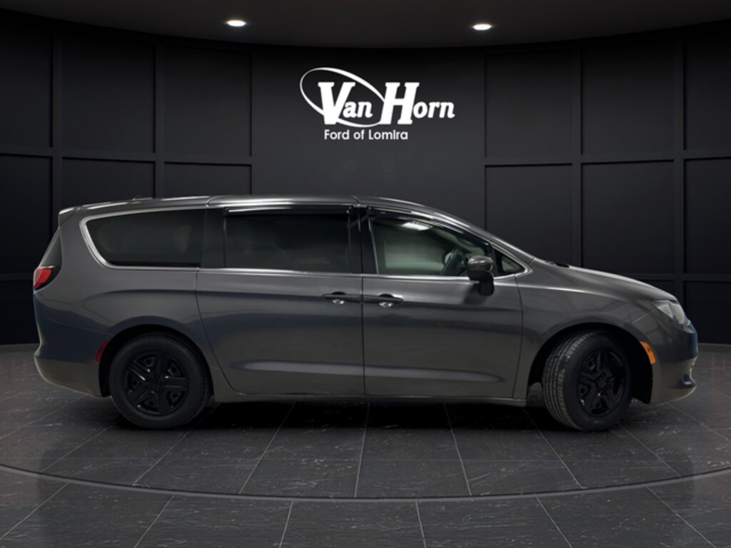 Used 2018 Chrysler Pacifica L Minivan/Van