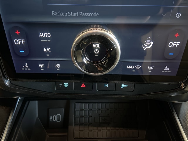 2025 Ford F-150 Lightning Platinum - Photo 20