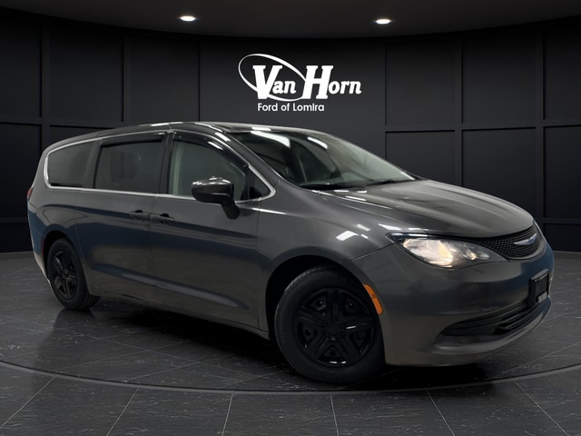 2018 Chrysler Pacifica L's photo