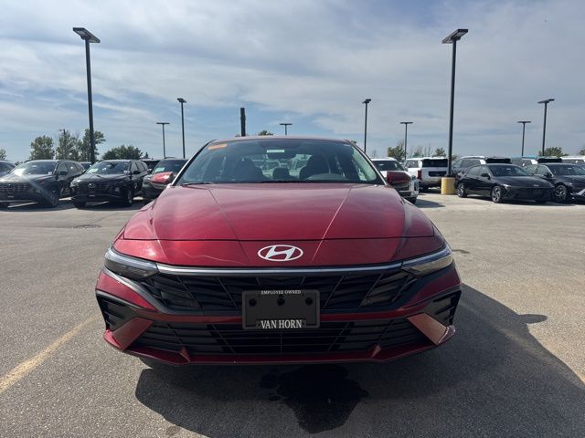 2024 Hyundai Elantra SEL photo 2