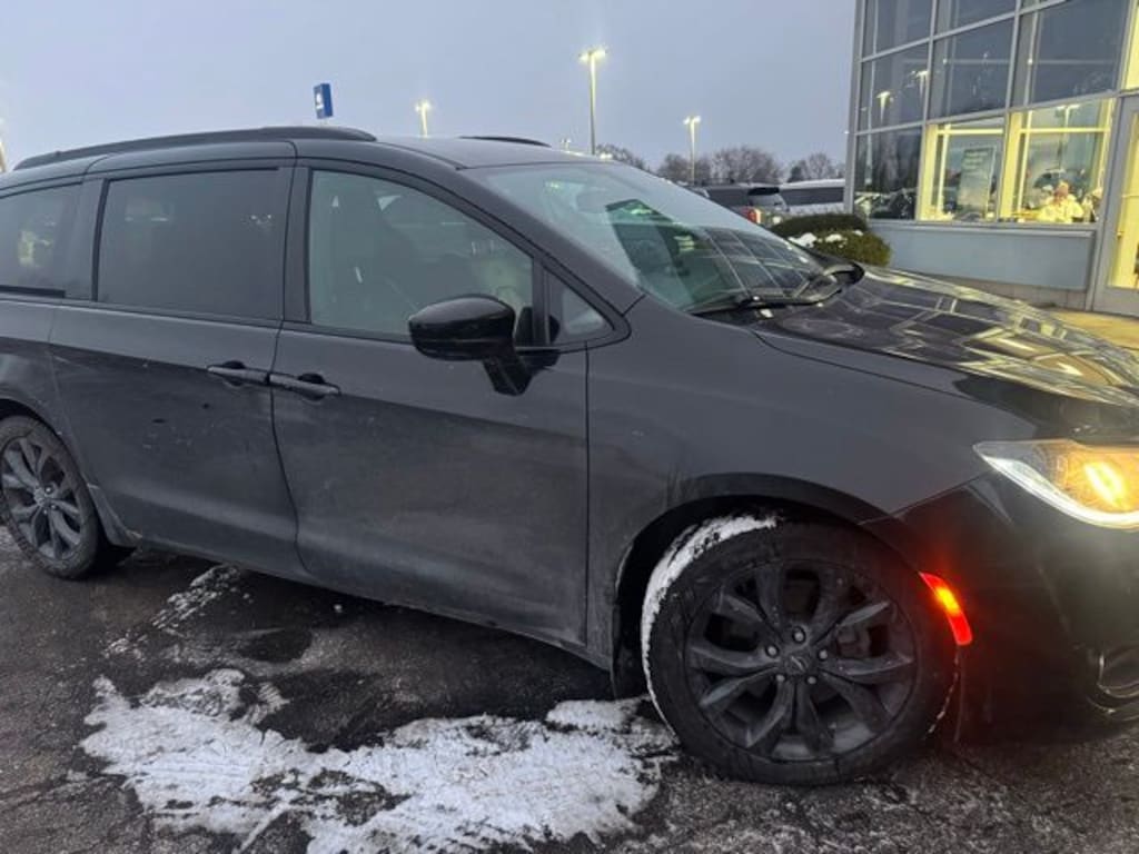 Used 2020 Chrysler Pacifica Touring L Plus Minivan/Van