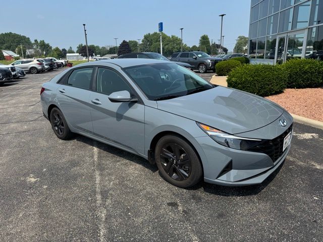 2022 Hyundai Elantra SEL photo 2