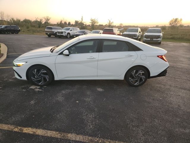 2025 Hyundai Elantra SEL Convenience photo 2