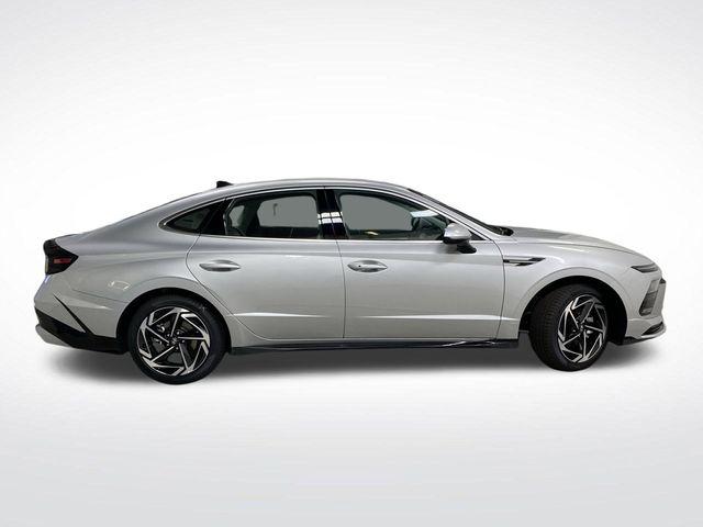 2026 Hyundai Sonata SEL Sport photo 2