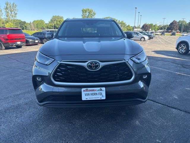 2022 Toyota Highlander XLE photo 2