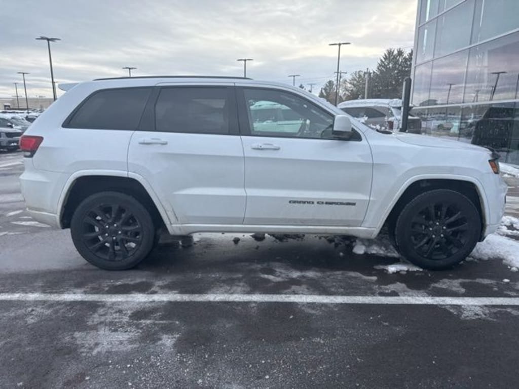 Used 2017 Jeep Grand Cherokee Altitude SUV