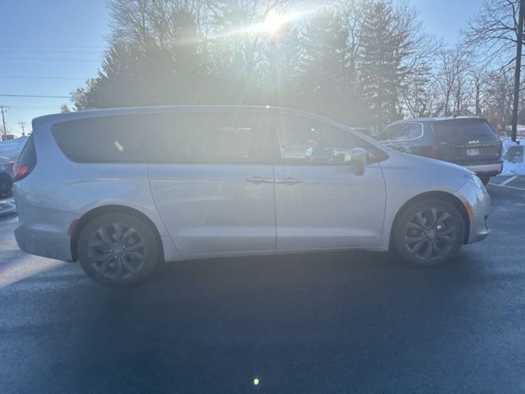 Used 2020 Chrysler Pacifica Touring Minivan/Van